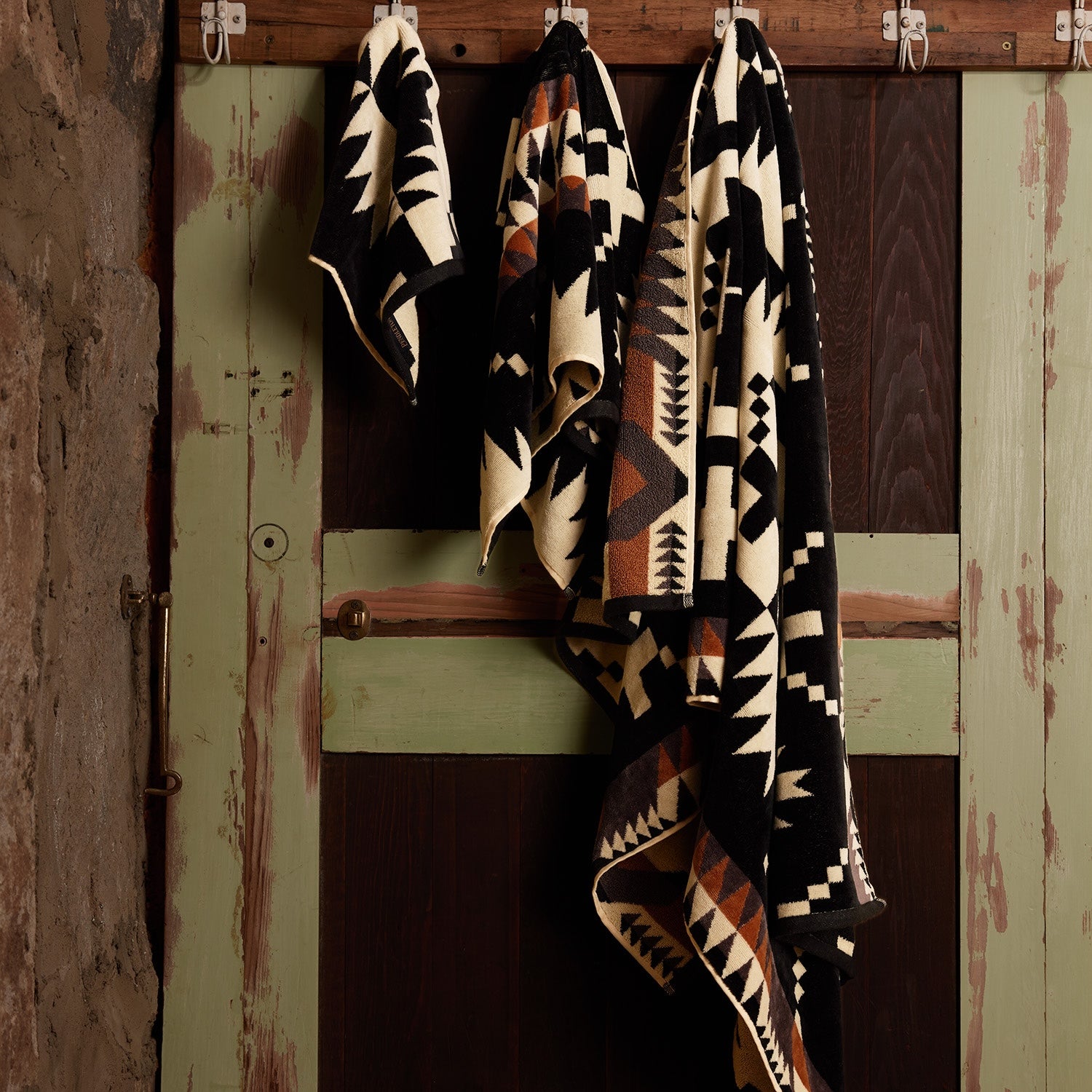 Jacquard Towel Collection Spider Rock Black / White