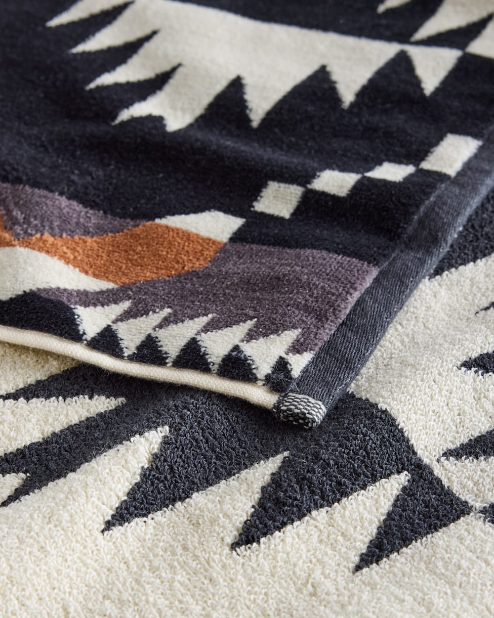 Jacquard Towel Collection Spider Rock Black / White