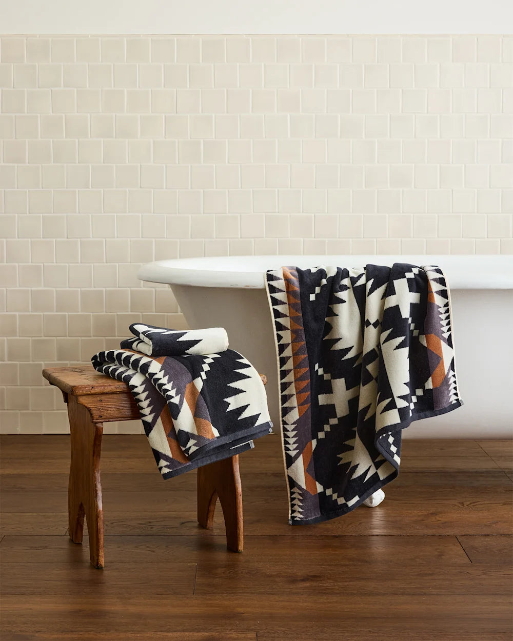 Jacquard Towel Collection Spider Rock Black / White