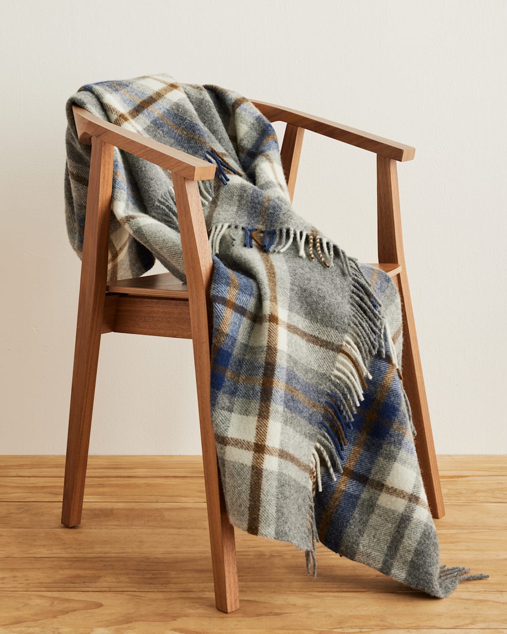 Pendleton Motor Robe with Carrier in Raleigh Plaid – view 7